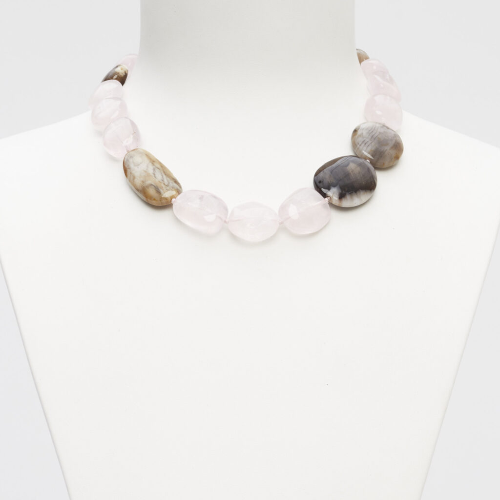 Girocollo in Quarzo Rosa e Legno Fossile