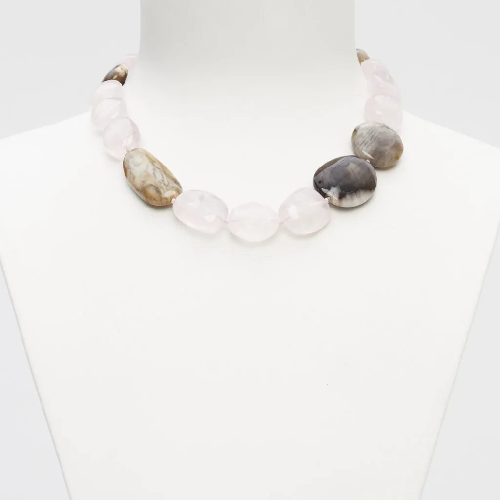 Ketting van roze kwarts en fossiel hout