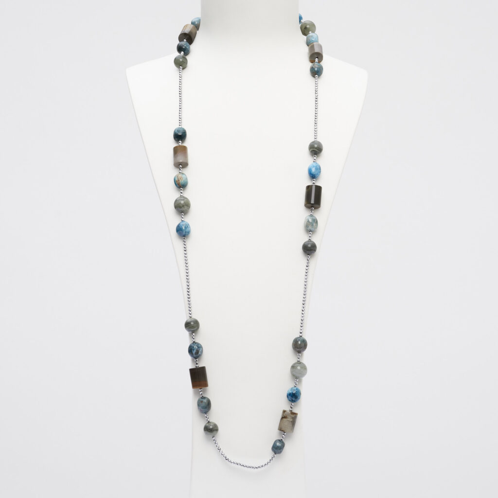 Collana lunga in Agata Salvia, Diaspro Madagascar ed Apatite, con Ematite