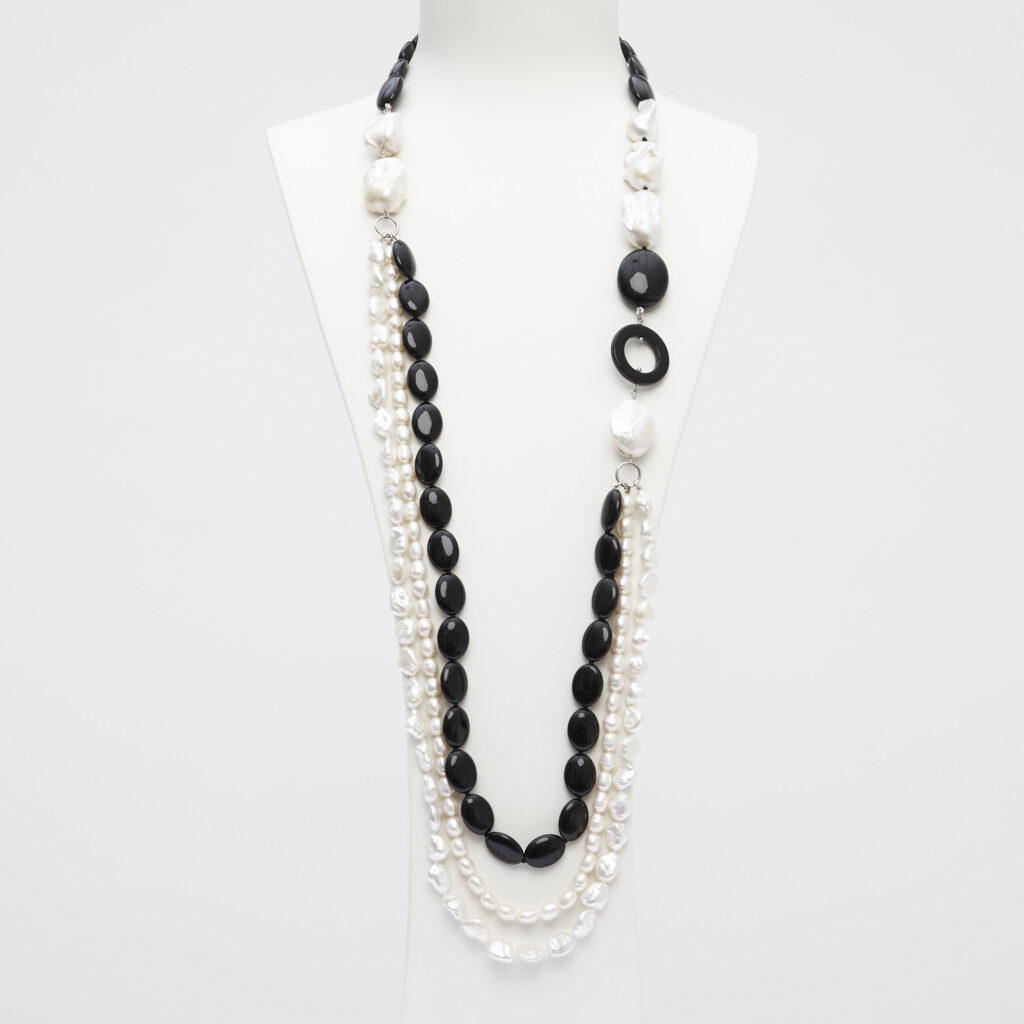 Collana con frontale a tre fili, in Perle barocche ed Agata Nera
