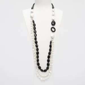 Collana con frontale a tre fili, in Perle barocche ed Agata Nera