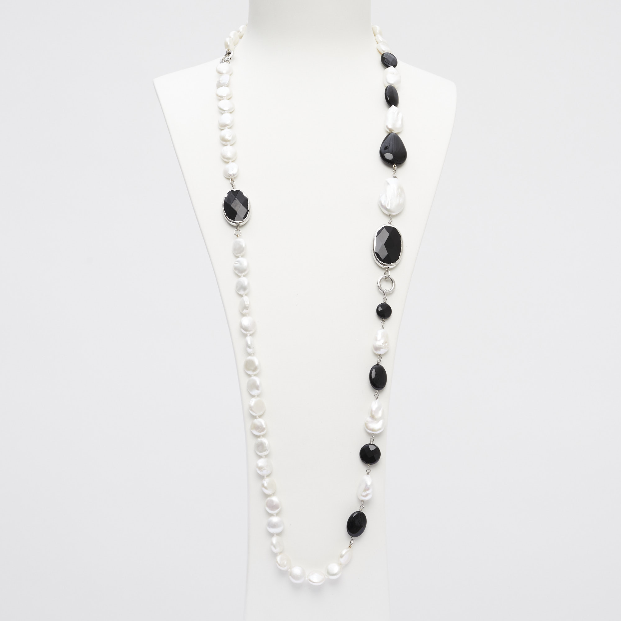 Collana lunga indossabile a due fili, in Perle ed Agata Bianca