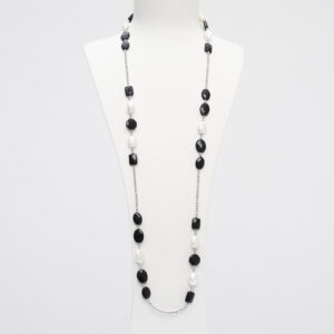 Collana lunga in Agata Nera a forme piatte e perle, con ematite