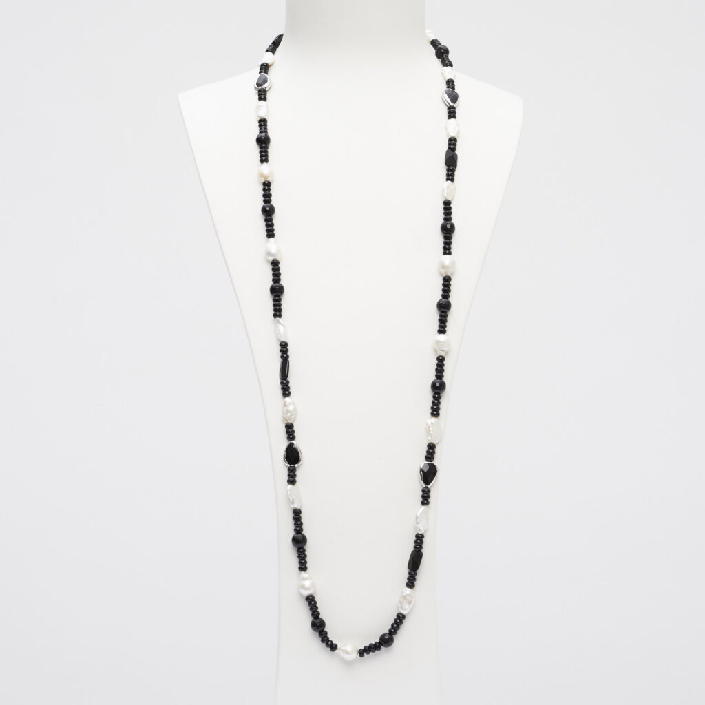 Collana lunga Infilata, in Agata Nera e Perle