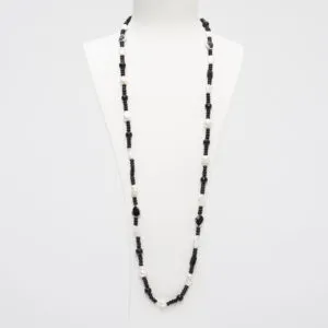 Collana lunga Infilata, in Agata Nera e Perle