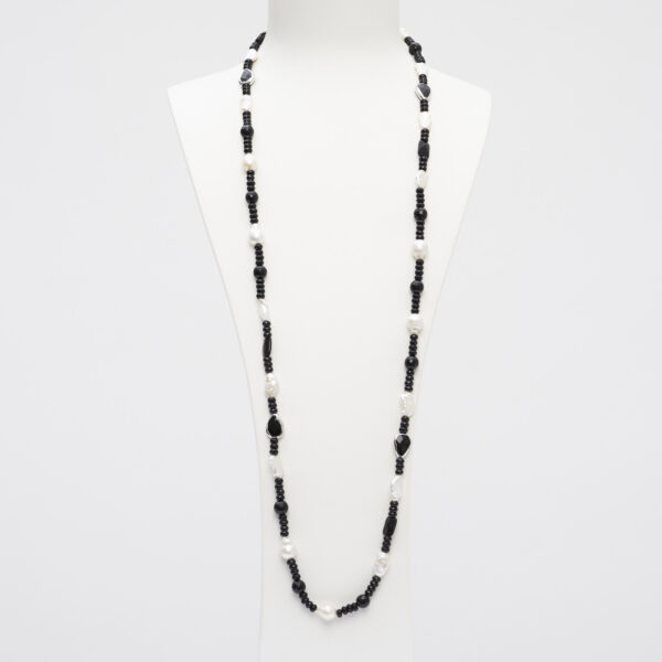 Collana lunga Infilata, in Agata Nera e Perle