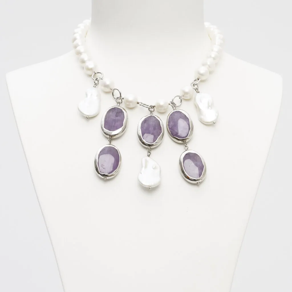 Ketting met gevormde amethist hangers en parels