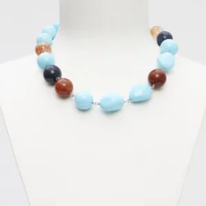 Collier court en pâte de turquoise, dumortierite et agate de feu