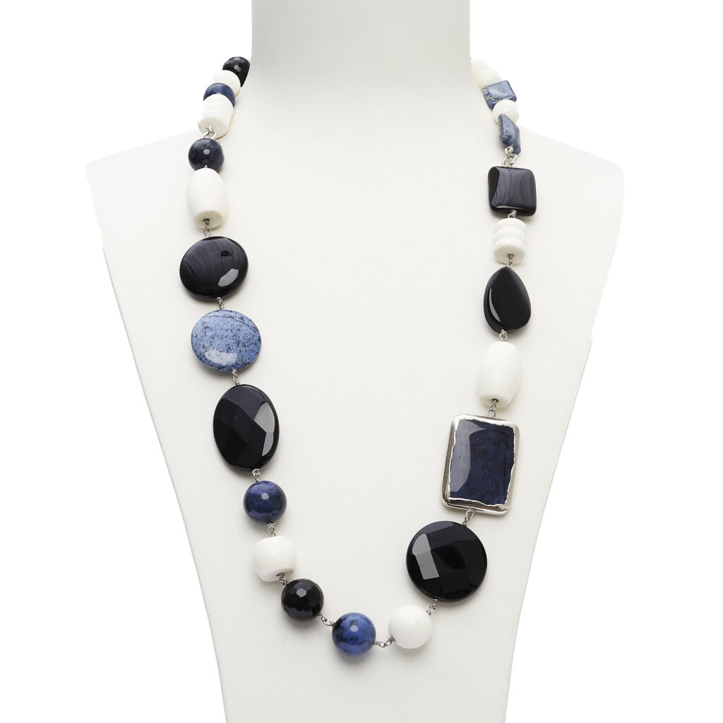 Collier en Agate noire, Dumortierite et Corail blanc