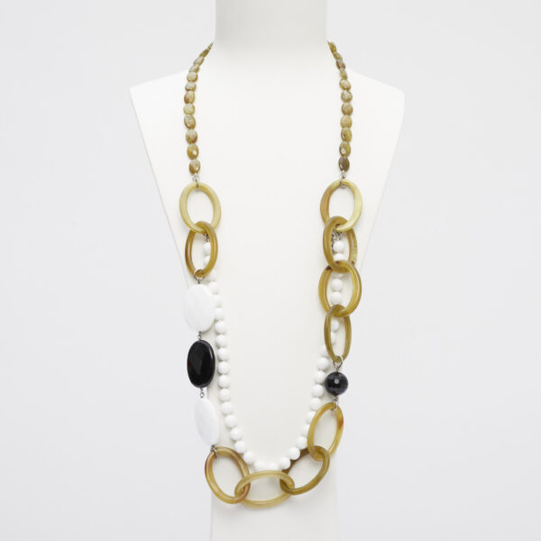 Collana lunga in Agata Bianca, Agata Nera e Grossularia, con Corno