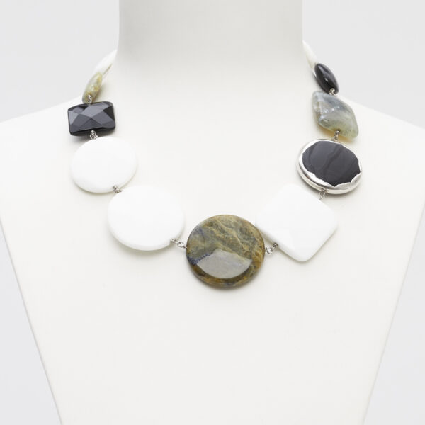 Collana rilegata in Agata Bianca, Agata Nera e Grossularia
