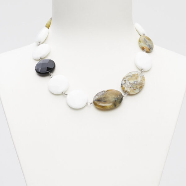 Collana rilegata in Agata Bianca, Agata Nera e Grossularia