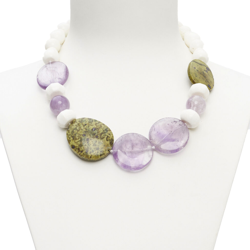Ketting van wit koraal, amethist en stictiet