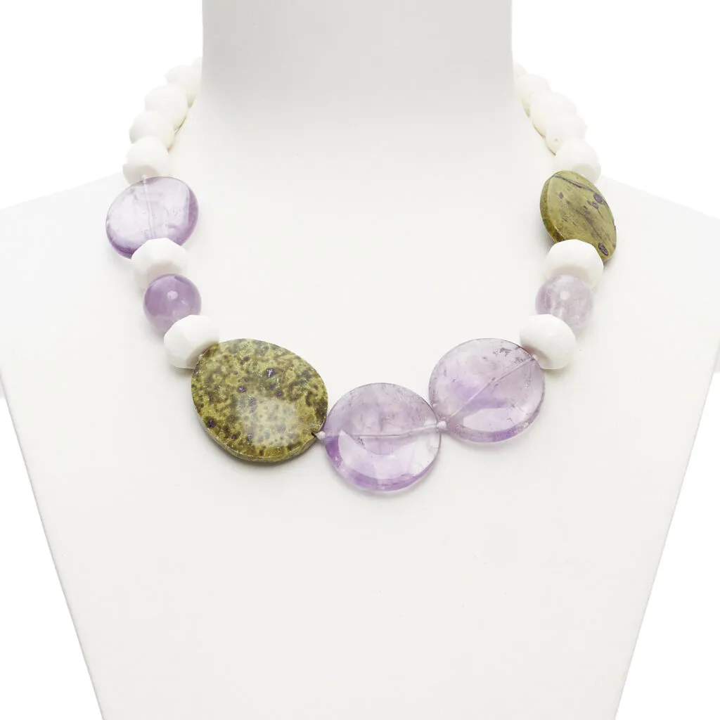 Ketting van wit koraal, amethist en stictiet