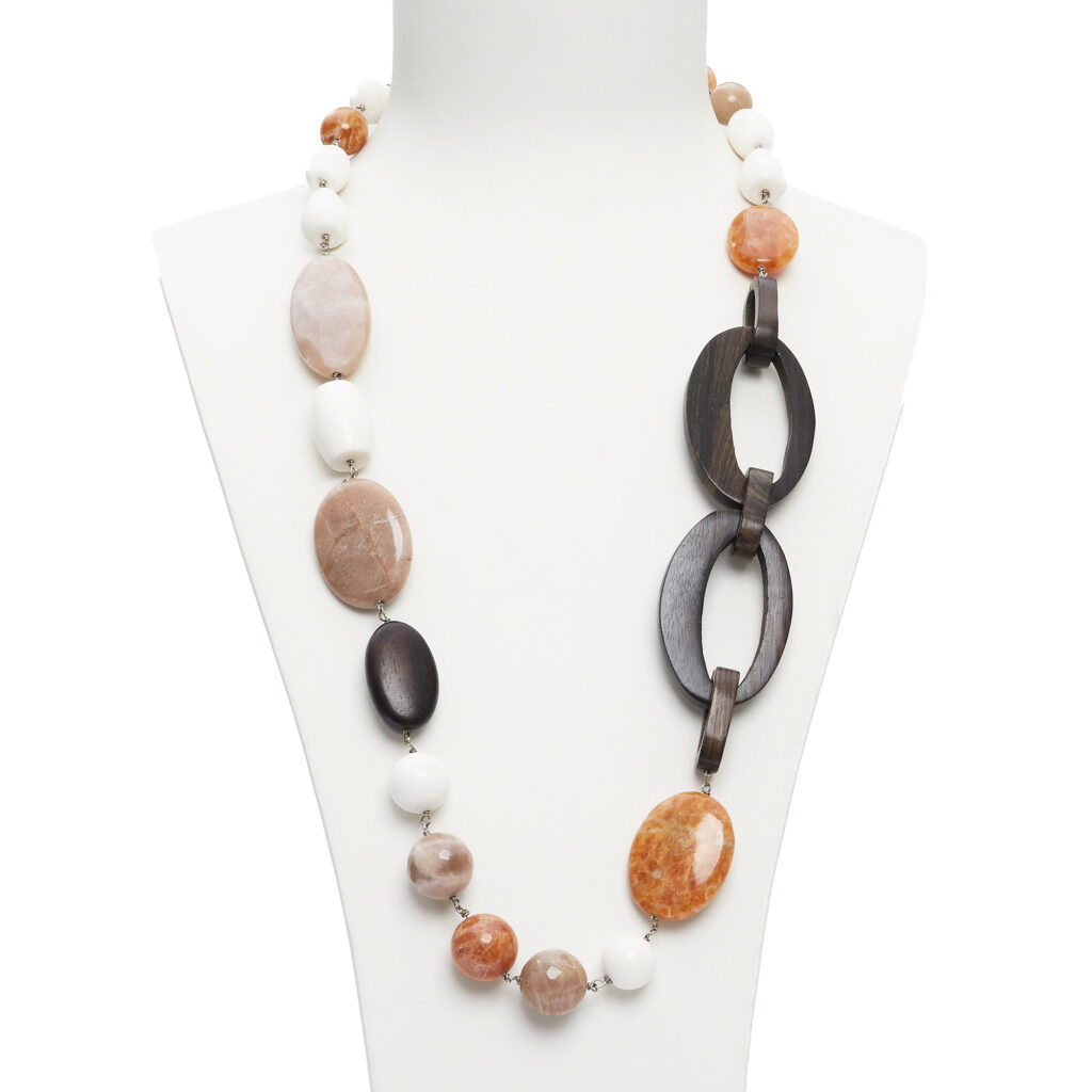 Collana in Corallo Bianco, Aragonite e Pietra di Luna con Ebano
