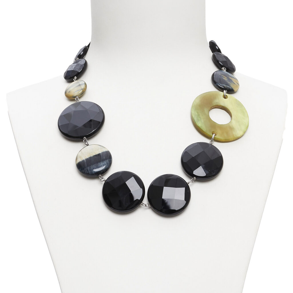 Collana in Occhio di Falco ed Agata Nera, con Corno