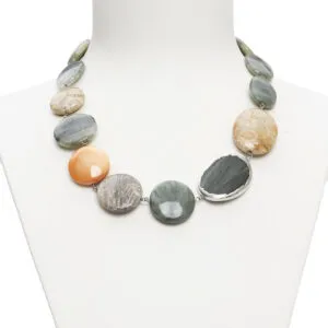 Collier d'agate de sauge, de coquillages et de corail fossile