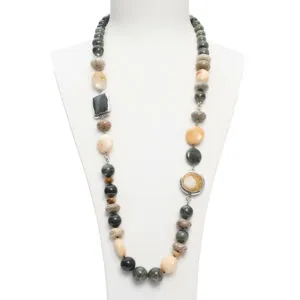 Collier d'agate de sauge, de corail fossile et de coquillages