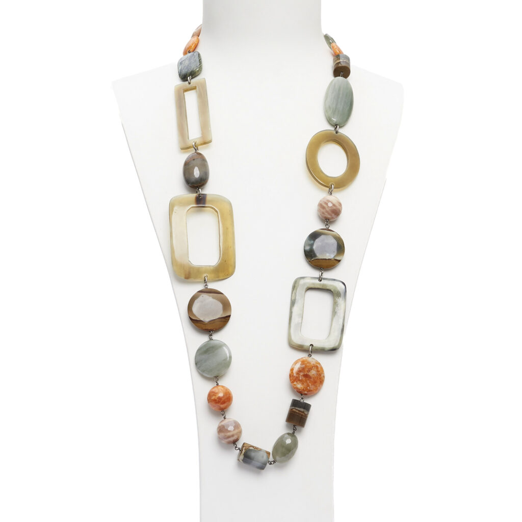 Collier en agate de sauge, coquillage et bois fossile