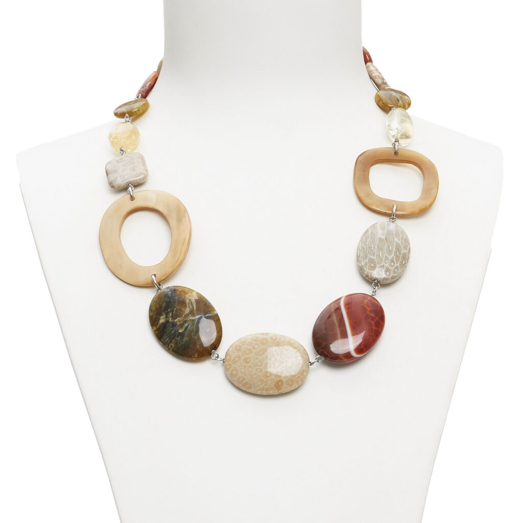 Collana in Grossularia, Agata di Fuoco e Corallo Fossile, con Corno