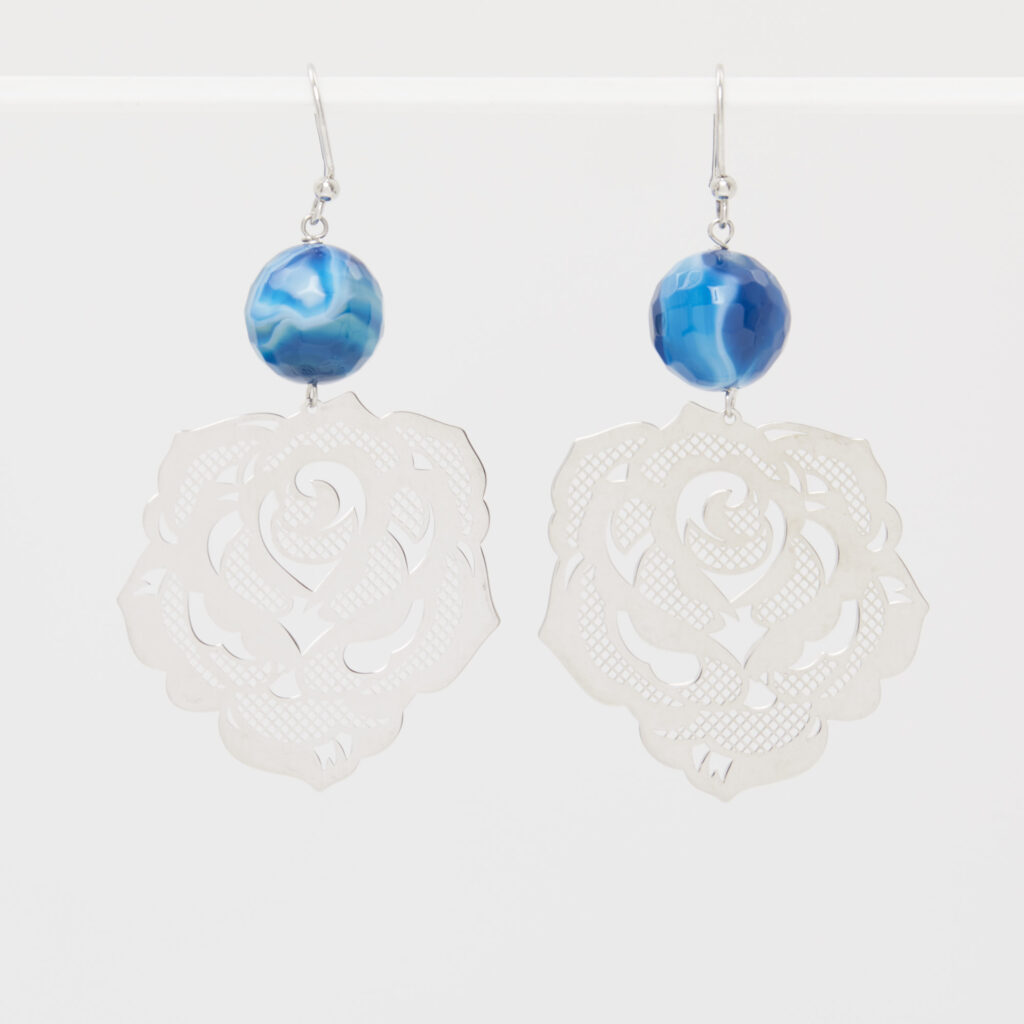 Oorbellen met fantasie-elementen in zilver en blauwe agaat