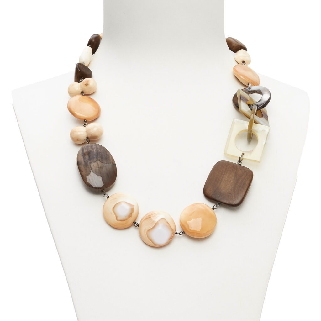 Ketting van schelp, fossiel hout en ebbenhout, met hoornen sequenties