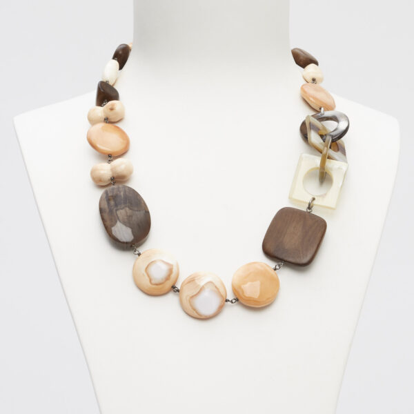 Collana in Conchiglia, Legno Fossile ed Ebano, con sequenze in corno