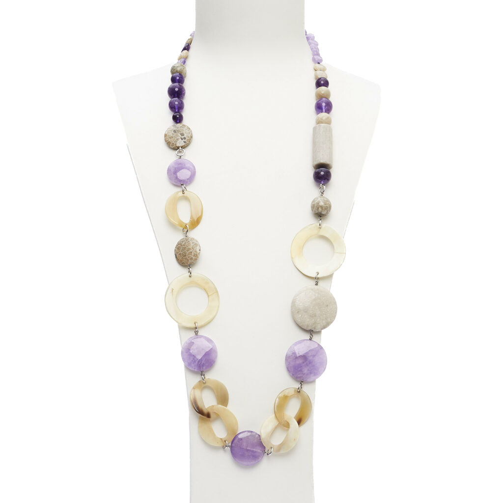Ketting van amethist, fossiel koraal en fossiel hout, met hoorn