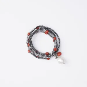Bracelet élastique multibrins avec argent, hématite, perles et corail