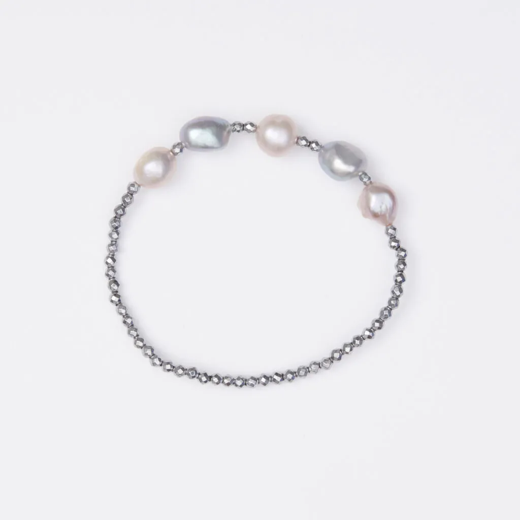 Elastische armband in hematiet en grijze en roze rivierkralen