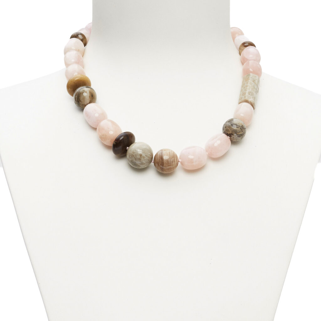 Collier van Morganiet en fossiel hout