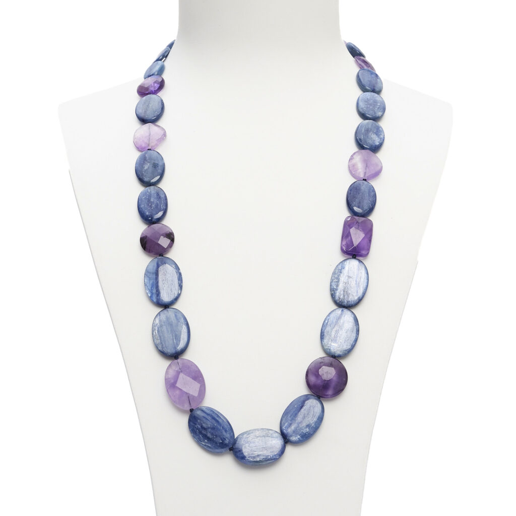 Collana media lunghezza in Cianite ed Ametista