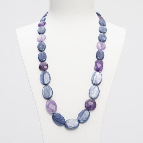 Collana media lunghezza in Cianite ed Ametista