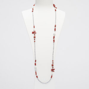 Collana lunga con forme in Corallo rosso, Perle di fiume ed Ematite