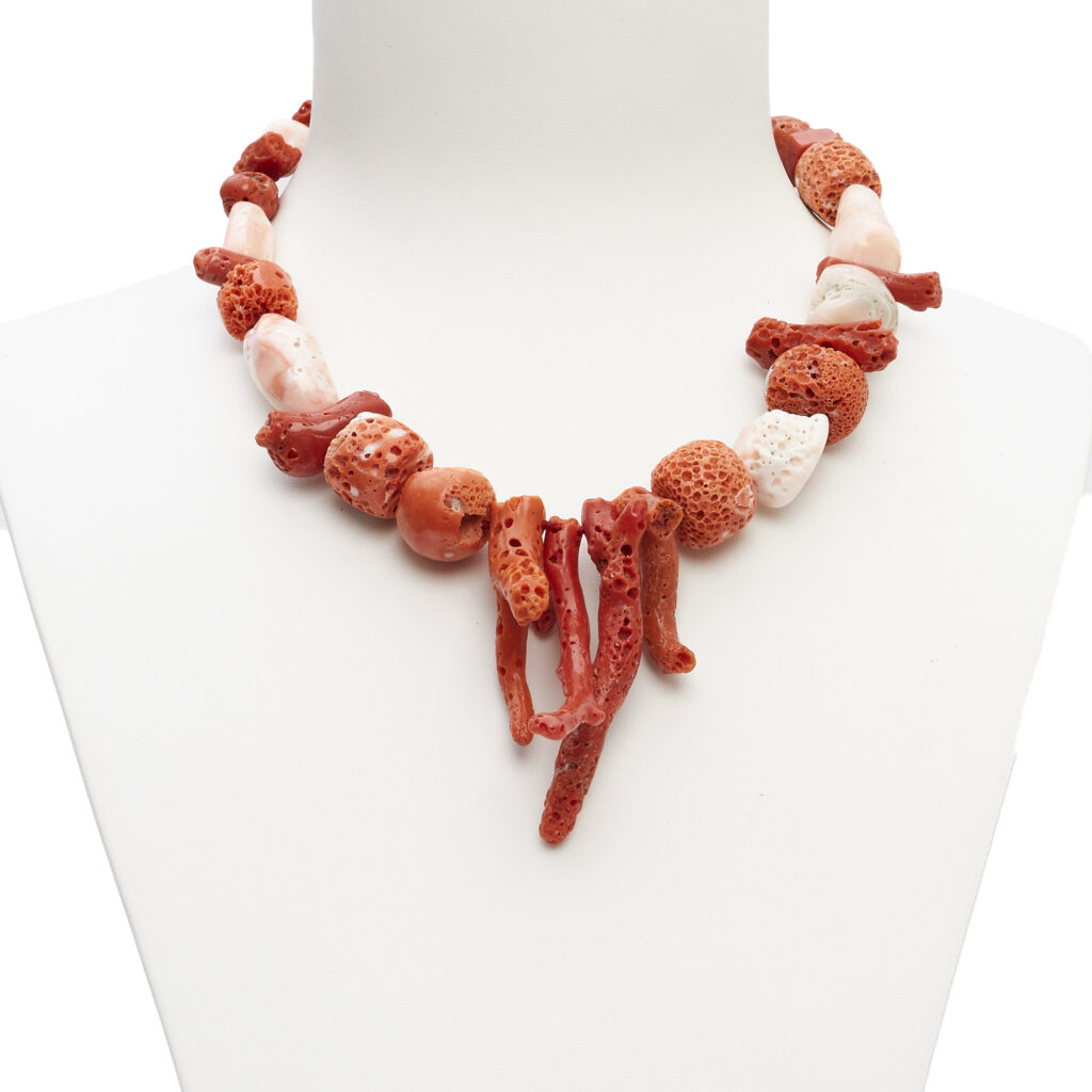 Ketting van rood koraal en engelhuid