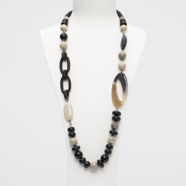 Collana lunga in Agata Nera e Corallo Fossile, con sequenze in Ebano e Corno