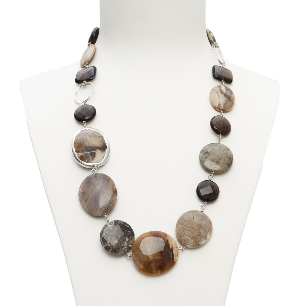 Zilvergebonden collier van fossiel hout, turitella en rookkwarts