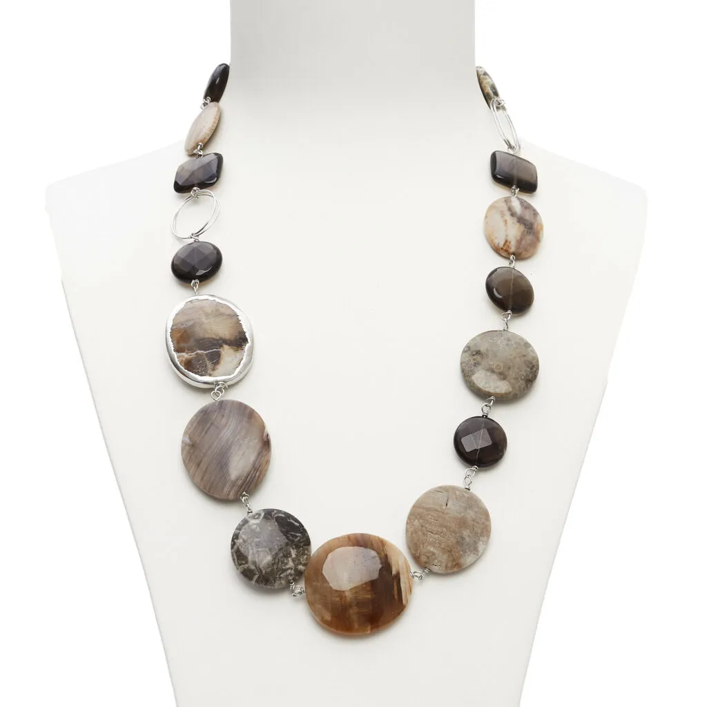 Zilvergebonden collier van fossiel hout, turitella en rookkwarts