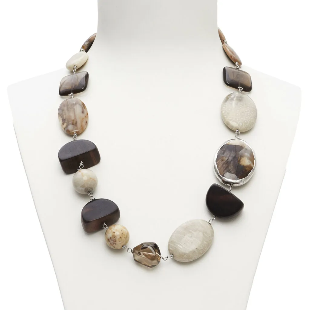 Zilvergebonden collier van fossiel hout, ebbenhout en rookkwarts