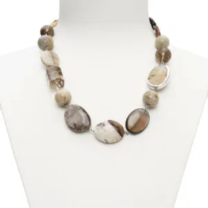 Collier relié en argent en bois fossile, corail fossile et quartz fumé