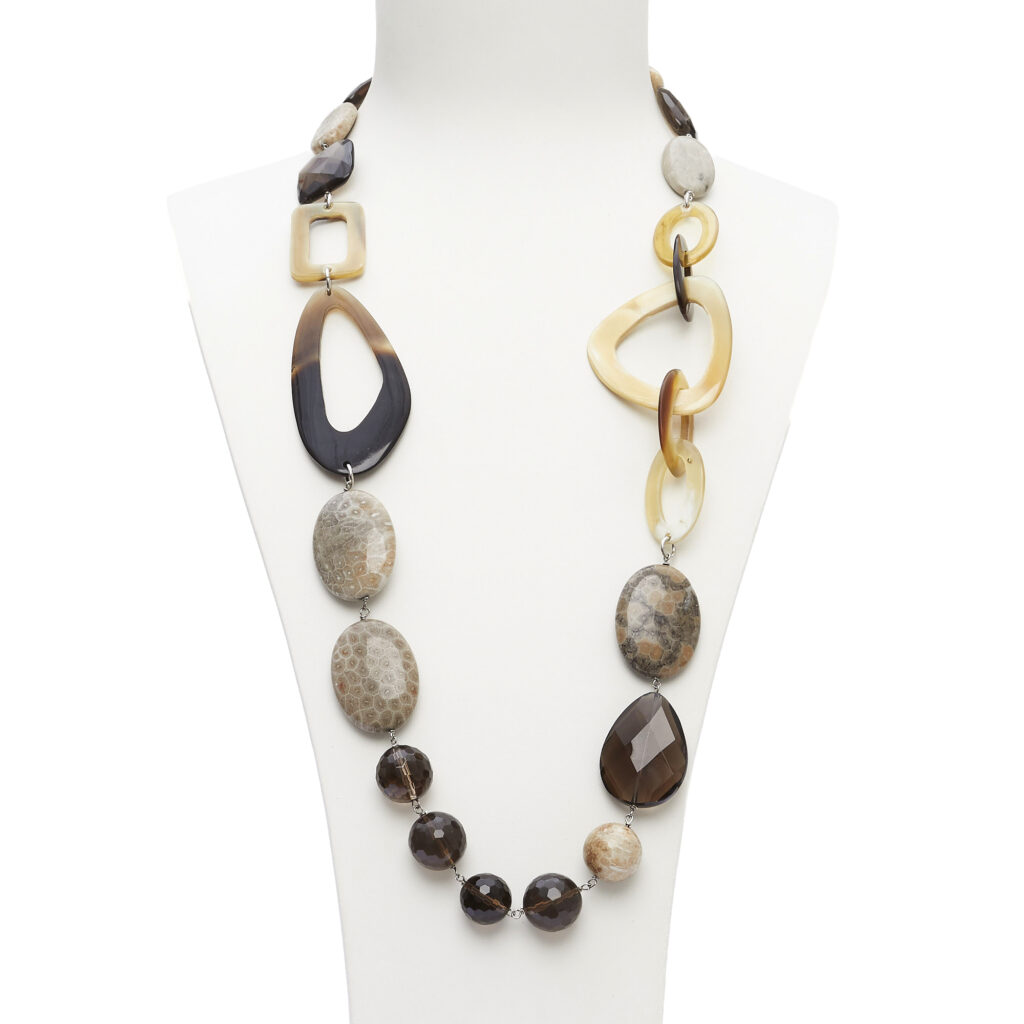 Zilvergebonden halsketting in Fossil Wood, Fossil Coral en Smoke, met hoorn