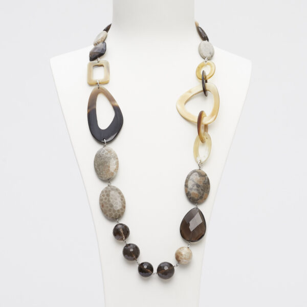 Collana rilegata in Argento, in Legno fossile, Corallo Fossile e Fumè, con corno
