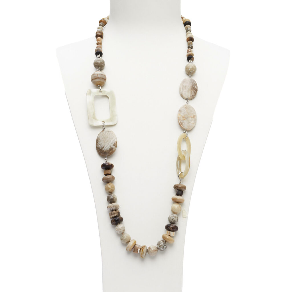 Collier de longueur moyenne en bois fossile et corail fossile avec séquences en corne