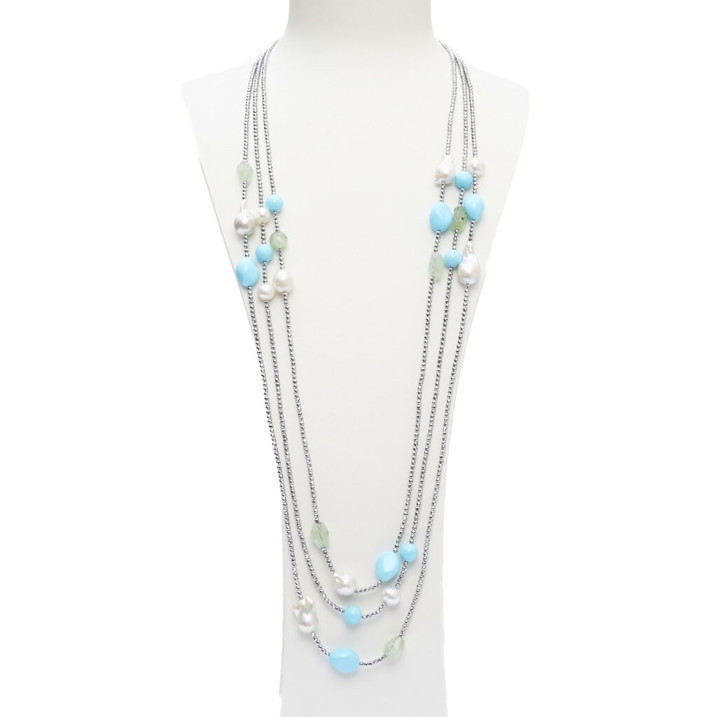 Collier à trois brins composé de perles, de pâte de turquoise, de prehnite et d'hématite.