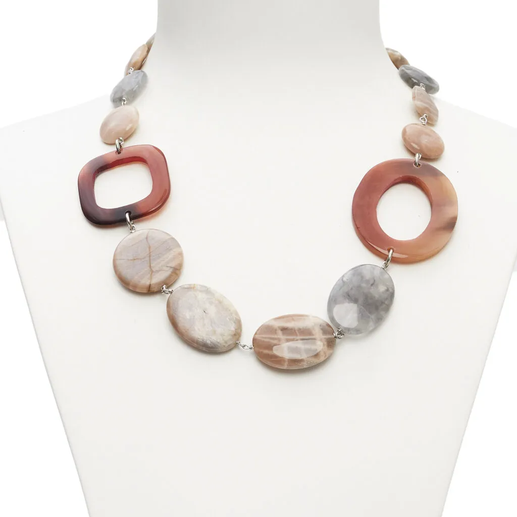 Collier court en pierre de lune et quartz gris avec des formes en corne