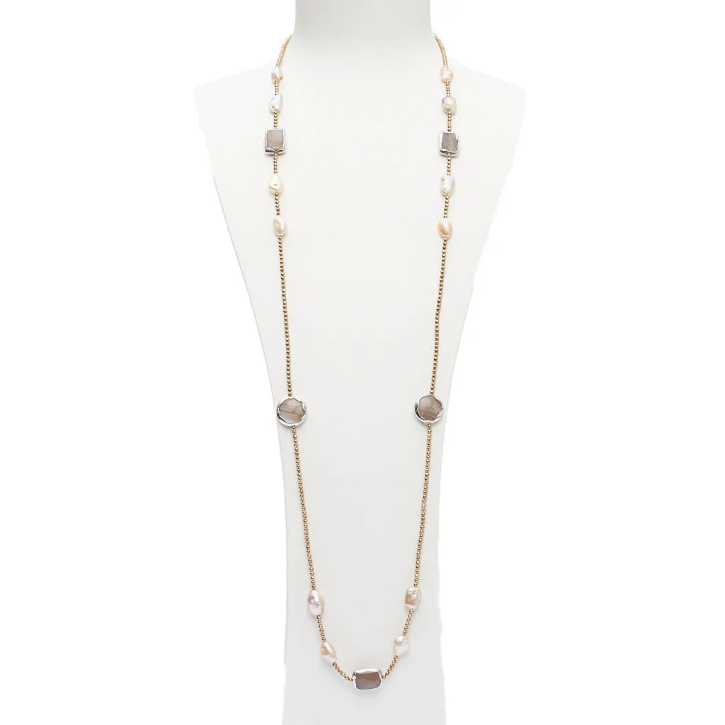 Collier composé d'éléments contournés en perles, hématite et pierre de lune