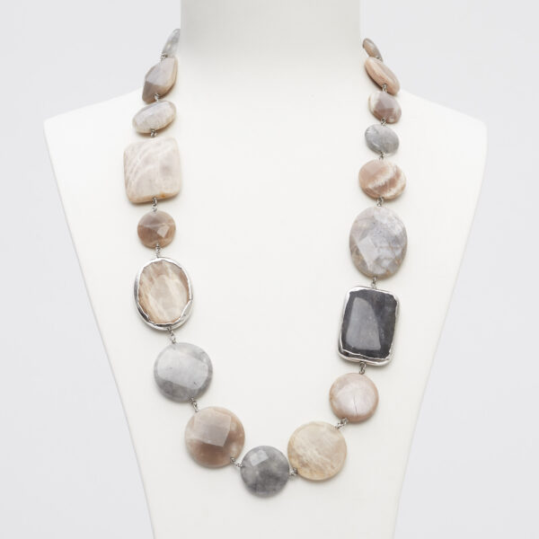 Collana media in Pietra di Luna e Quarzo Grigio, con scontornato