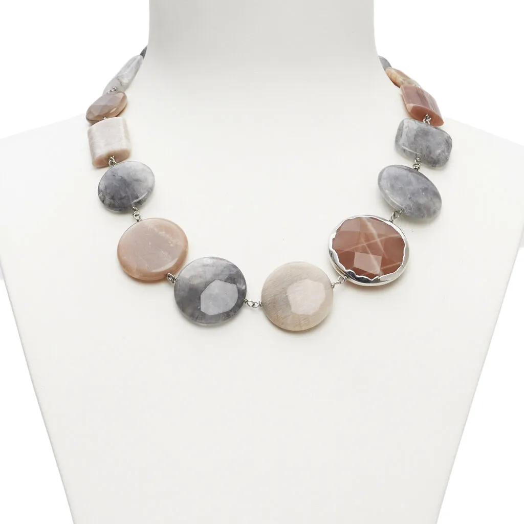Collier court en pierre de lune et quartz gris avec élément profilé