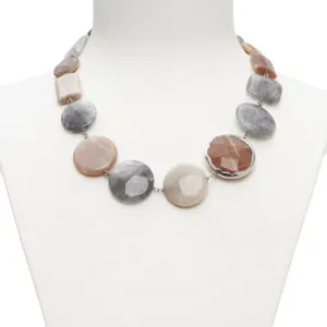 Collana corta in Pietra di Luna e Quarzo Grigio, con elemento scontornato