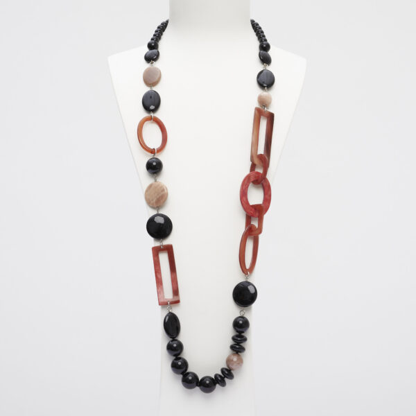 Collana lunga in Agata Nera e Pietra di Luna, con sequenze in corno
